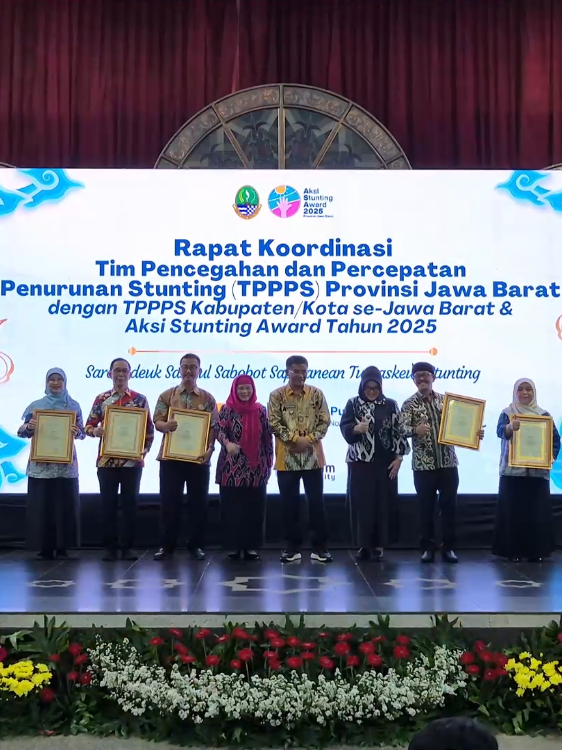 Indramayu melaju! 🚀 Berkat kolaborasi pemerintah, tenaga kesehatan, swasta, dan masyarakat, angka stunting berhasil ditekan dari 18,4% ➝ 9,8%. Hasilnya? Indramayu raih Predikat Terbaik II Penanganan Stunting se-Jawa Barat! 💪🏽🌟 Kerja bersama = hasil luar biasa. Menuju target 7% di tahun 2026, Indramayu siap terus bergerak! 🤝💚 #indramayu #indramayureang #beberesdermayu #CegahStunting #Jabar   @Syaefudin Syaefudin @Media Syaefudin @Kang Syaefudin 