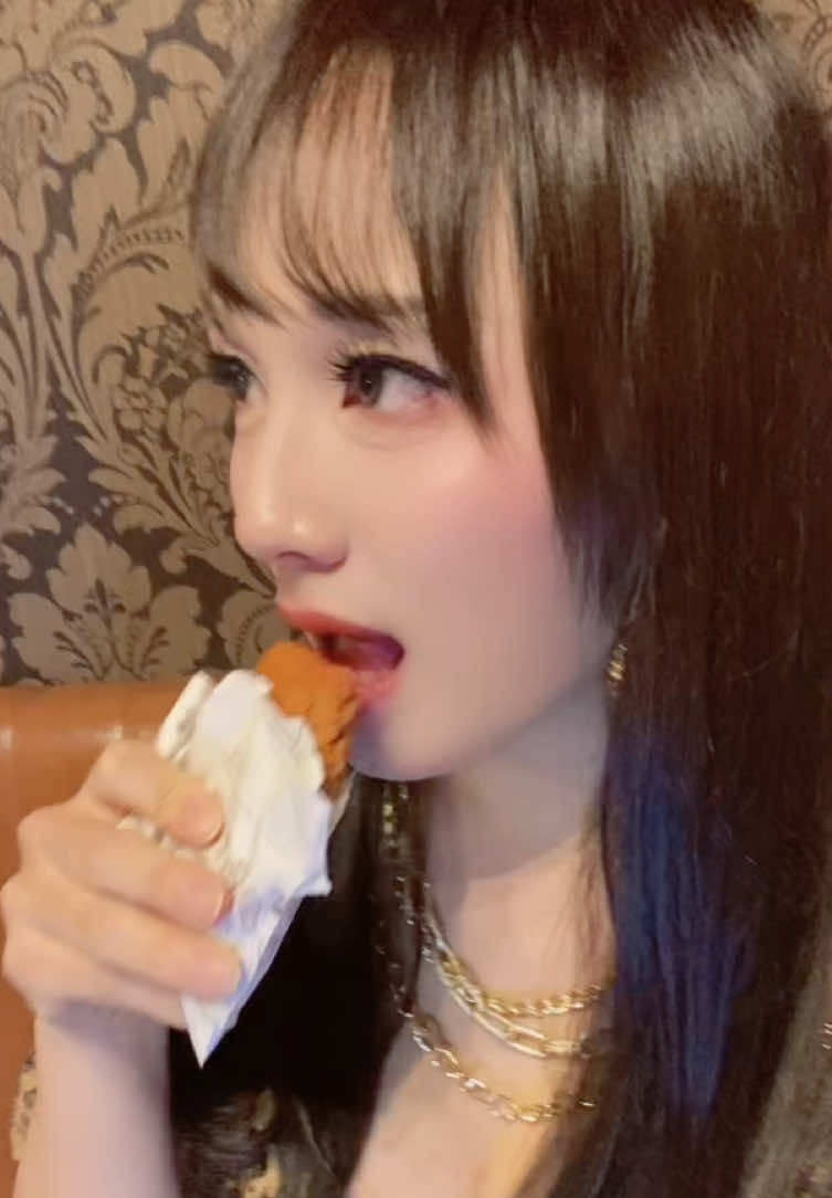 いぇい！タケルです！ 今日はもう完全に棒じゃありません！辛口チキンです！ 棒ってなんだろう？細長い筒状の事？果たして棒であることに意味はあるのか。悶々としながら食べたNewDaysの辛口チキンはホットでした。 #毎日一棒 #ニューハーフ #男の娘 