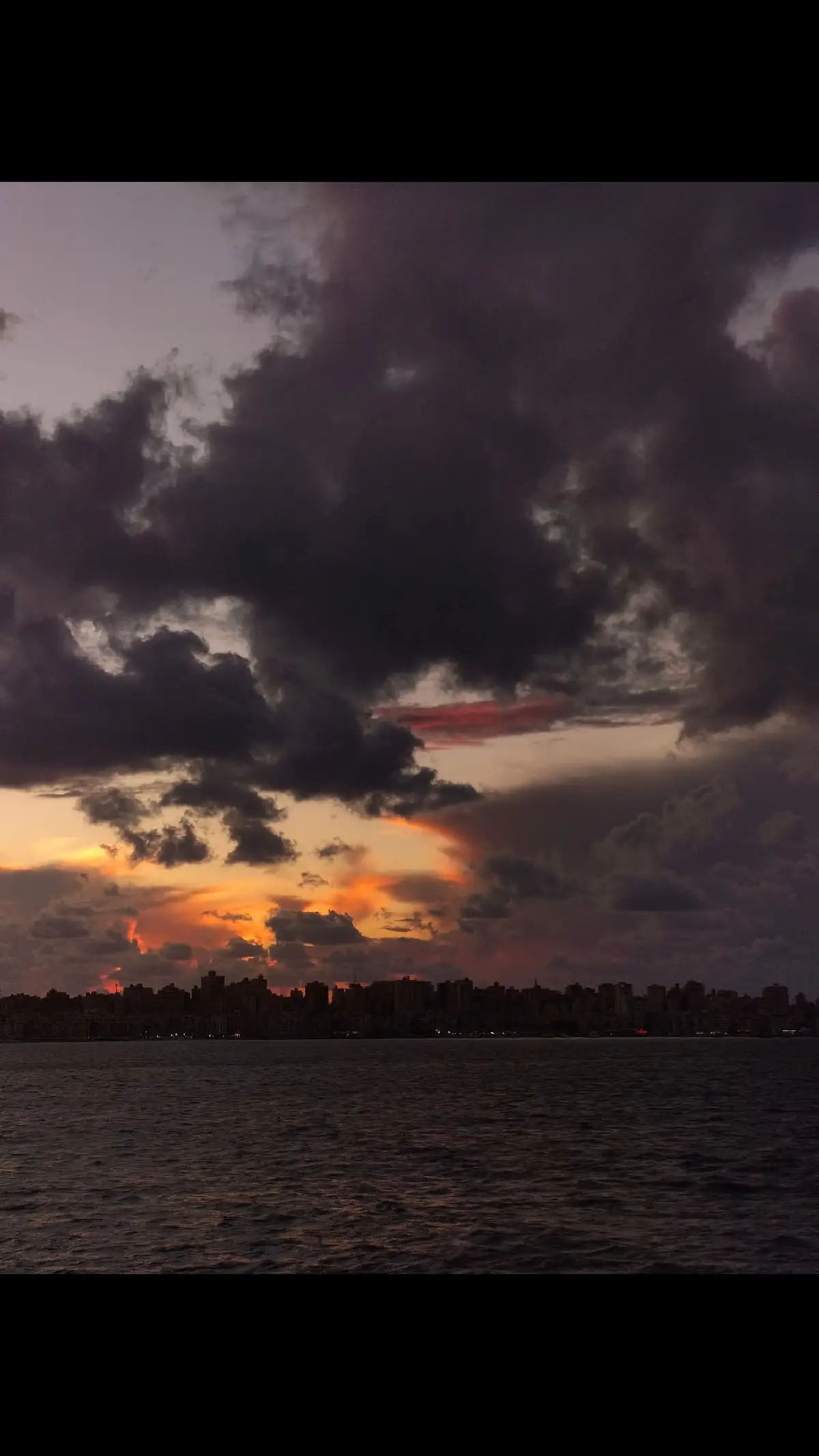 اها منه العمر معدينا ورايح مش جاى 💙💙💙💓🖤🖤🎧🎧 #اغانى_التسعينات #التسعينات_الزمن_الجميل #هشام_عباس #هشام_عباس_ذكريات_تسعينات #اه_من_الليالي 