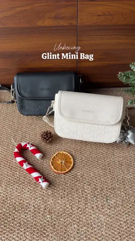 GLINT MINI BAG | CEMMERY® Unbox một em túi mới sắp lên kệ Cemmery nè… 👀✨Chất da PVC cao cấp, form vuông nhẹ, bề mặt mịn, ít phai màu và dễ vệ sinh. Kích thước 20 × 13 × 6 cm, đựng vừa điện thoại, ví mini, son… chuẩn chiếc túi must–have cho mọi outfit. ---------------------------------  ⏰Coming Soon: 22.11.2025 📌Theo dõi @cemmeryofficial để cập nhật thiết kế mới mỗi tuần!  #cemmery #newitem 