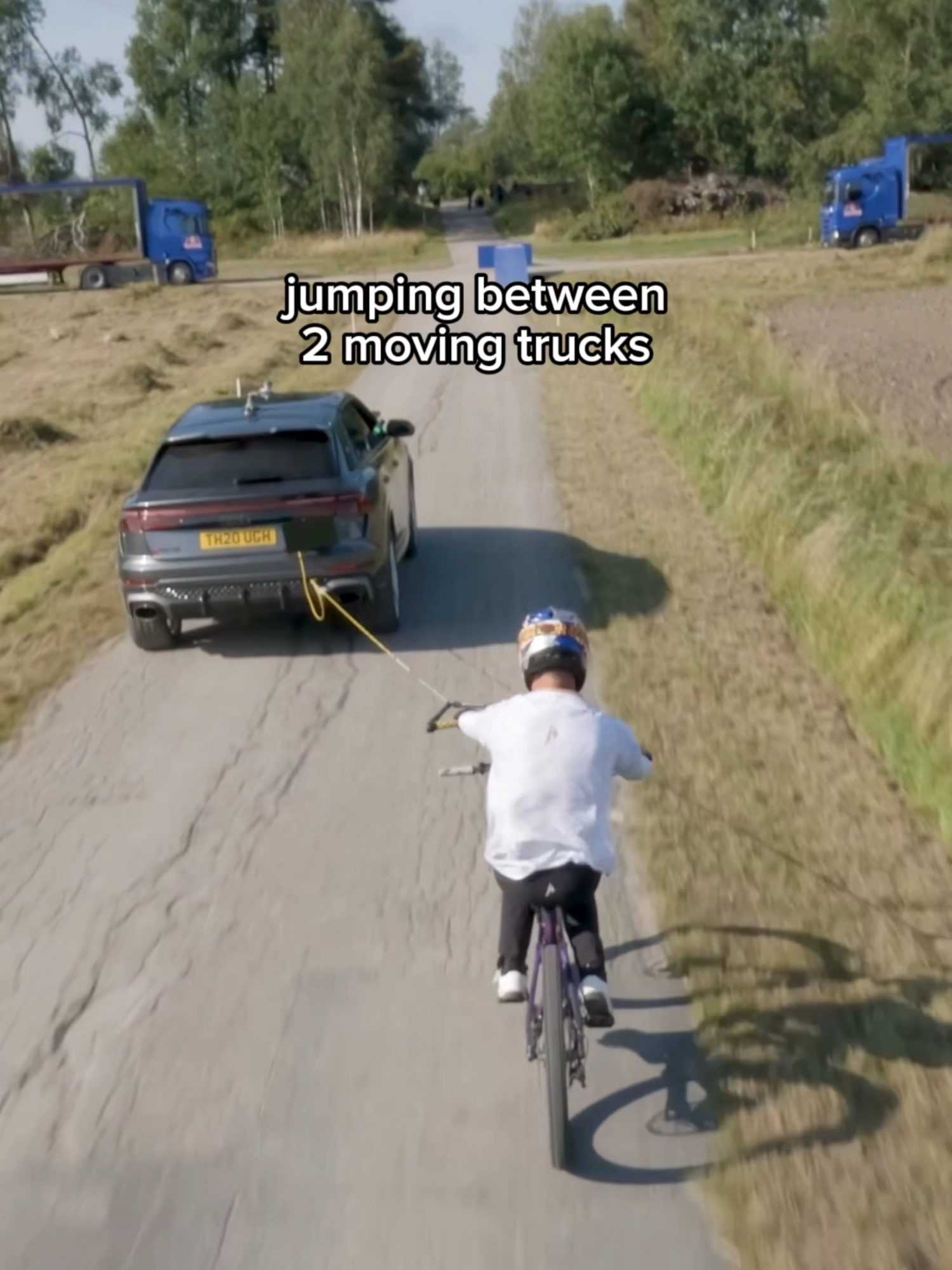 they had to time this perfectly 😳 🚲: @mattjonesmtb  #redbull #givesyouwiiings #energydrink #bike #mtb