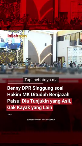 Badan Legislasi (Baleg) DPR RI mengadakan Rapat Kerja dengan Kemendikdasmen dan Kemenag untuk membahas hasil evaluasi terhadap UU Guru dan Dosen di Gedung Parlemen, Senayan, Jakarta, Rabu (19/11). Dalam pertemuan itu, anggota Baleg dari Fraksi Demokrat, Benny K. Harman, menyoroti maraknya kasus sertifikasi palsu di kalangan tenaga pendidik. Ia mencontohkan bahwa ada guru yang membeli sertifikat hingga ijazah palsu. Benny juga menyinggung isu tuduhan ijazah palsu yang pernah dialamatkan kepada Hakim MK Arsul Sani, serta mengingatkan ada figur lain yang dituduh serupa namun enggan memperlihatkan ijazahnya - Selengkapnya kunjungi website dengan klik link di bio atau download aplikasi di AppStore dan Google Play Store. #InilahNews #IjazahPalsu #KasusIjazahPalsu #Inilahcom #titiktengah 