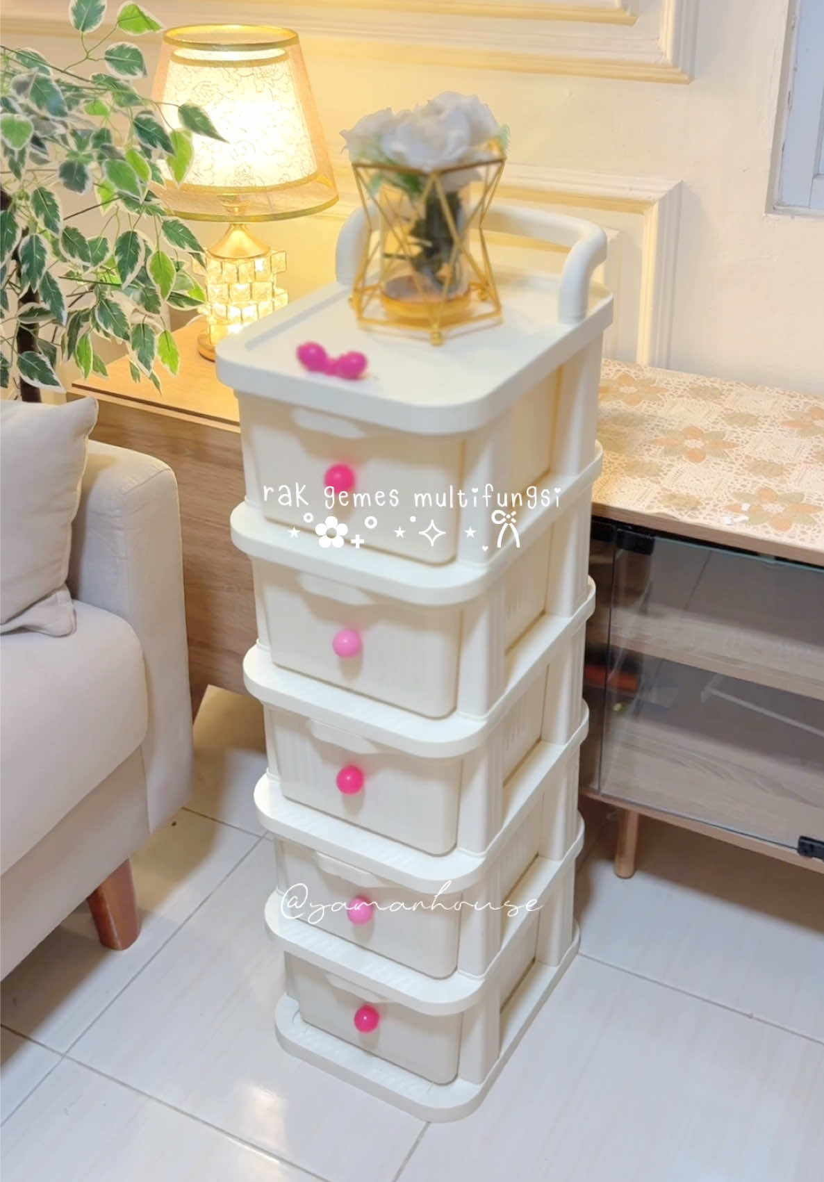 Akhirnya aku punya rak troli yang super lucuu inii💕🌸✨ Selain rumah jadi rapi, bikin ruangan keliatan gemes dan aesthetic juga 🫶🏻🥰 #raktrolisusun #rakpenyimpanan #raksusun #rak #rakaesthetic 