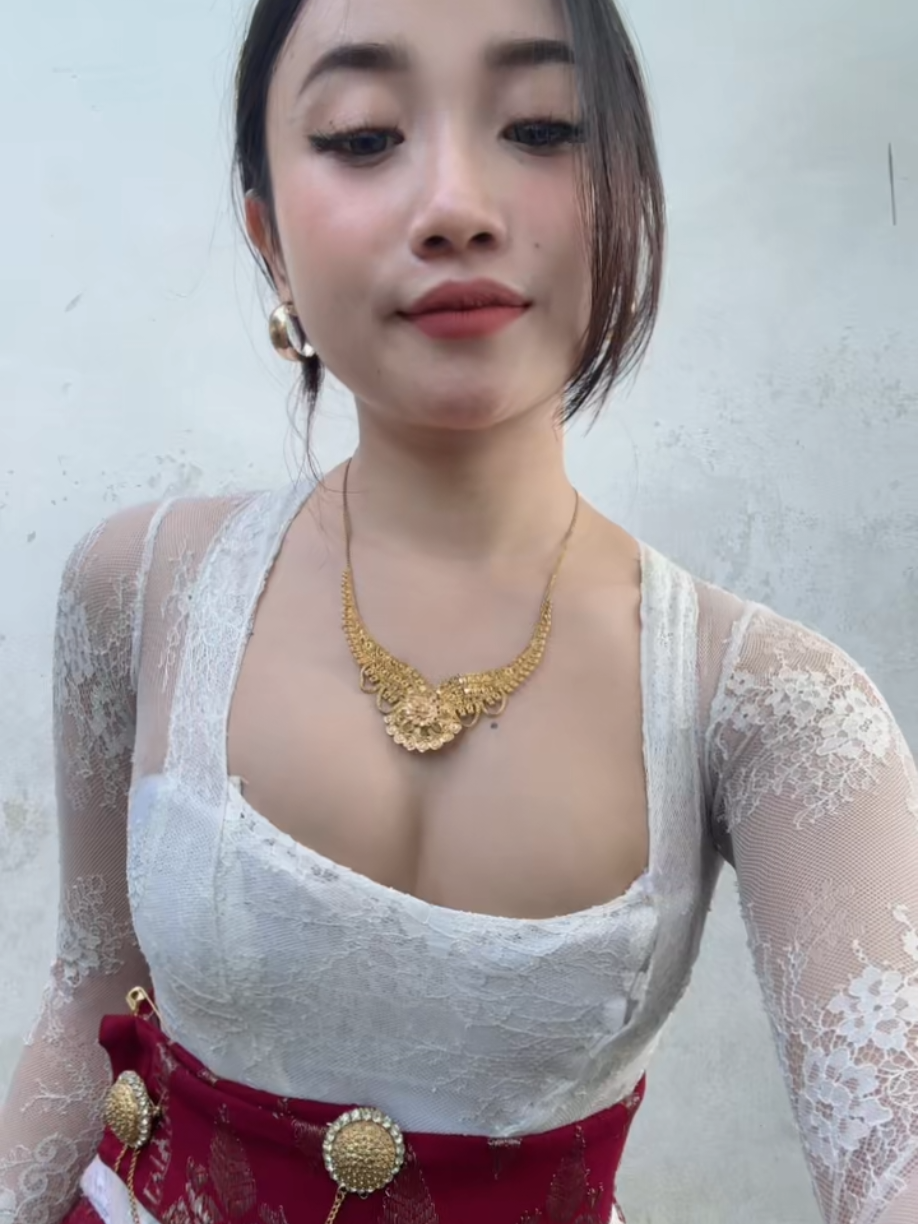 tiktok : miyabuntek_ #galerigadisbali #galungan #kuningan 