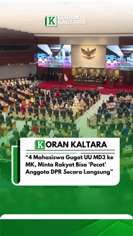 Gugatan terhadap UU MD3 diajukan empat mahasiswa ke Mahkamah Konstitusi pada 24 Oktober 2025. Mereka mempermasalahkan Pasal 239 ayat 1 huruf c yang mengatur pemberhentian anggota DPR, karena dianggap memberi dominasi penuh kepada partai politik dalam mekanisme PAW atau recall. Para pemohon menilai sebagai pemilih, mereka kehilangan kesempatan untuk memberhentikan wakil rakyat secara langsung. Dalam permohonannya, mereka menyebut ketentuan recall saat ini menimbulkan kerugian konstitusional karena rakyat sebagai pemegang kedaulatan tidak punya peran dalam mekanisme pemberhentian. Mereka menilai hal tersebut membuat akuntabilitas pejabat publik melemah. Pemohon meminta agar pasal itu dinyatakan inkonstitusional bersyarat, kecuali dimaknai bahwa anggota DPR dapat diberhentikan langsung oleh konstituennya. Para pemohon juga mengajukan contoh mekanisme constituent recall yang diadopsi dari praktik Taiwan sebagai opsi yang bisa diterapkan di Indonesia. Mereka menilai ketidakhadiran mekanisme recall oleh konstituen bertentangan dengan sejumlah pasal UUD 1945, termasuk kesetaraan di hadapan hukum dan hak atas kepastian hukum yang adil. Selain itu, mereka menegaskan kursi DPR secara substantif merupakan representasi rakyat di daerah pemilihan, bukan milik partai atau individu. Karena itu, mekanisme recall dinilai harus mencerminkan legitimasi rakyat. Mereka berpendapat kewenangan penuh party recall lebih cocok dengan sistem parlementer, sementara Indonesia sebagai sistem presidensial seharusnya membuka ruang recall oleh konstituen. Sumber: Kumparan