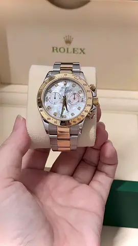 • 💎✨ Rolex Daytona 116523: A Statement of Luxury ✨💎 Rolex Daytona Ref. 116523 Two-Tone เรือนนี้คือที่สุดของความหรูหราที่ลงตัว Mother of Pearl Dial (MOP) หน้าปัดมุกแท้ระยิบระยับ  นาฬิกาสำหรับนักสะสมที่ต้องการความพิเศษและหายากในราคาที่คุ้มค่า #โรเล็กซ์ของแท้ ##rolexdaytona##rolexmop#rolex116523