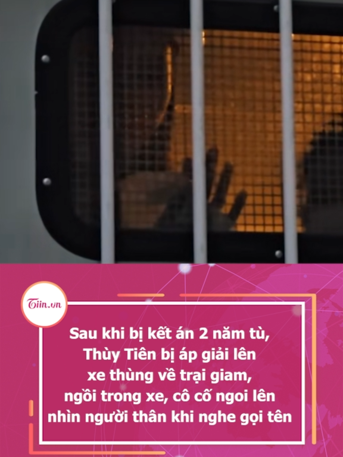 Sau khi bị kết án 2 năm tù, Thùy Tiên bị áp giải lên xe thùng về trại giam, ngồi trong xe, cô cố ngoi lên nhìn người thân khi nghe gọi tên #tiinnews #nguyenthucthuytien #quanglinhvlog #hangdumuc