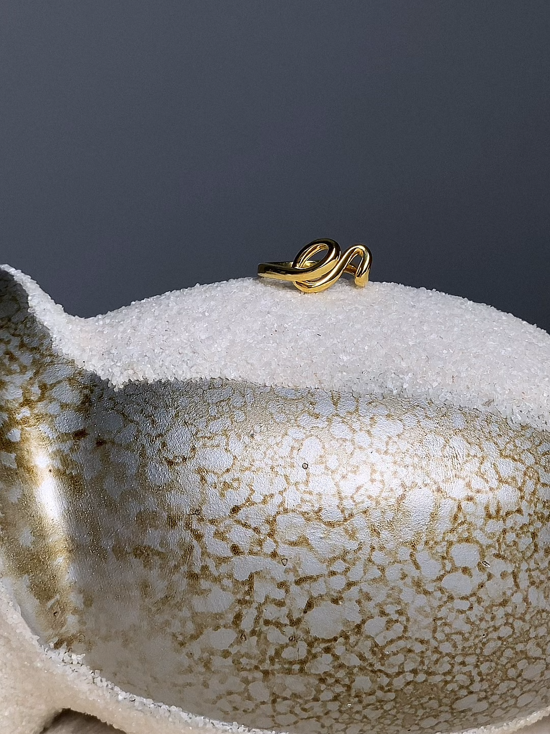 Our anastasia curvy ring is making a comeback! Now with a new look 😍 #tomei #tomeimalaysia #goldring #emas916 #cincinemas