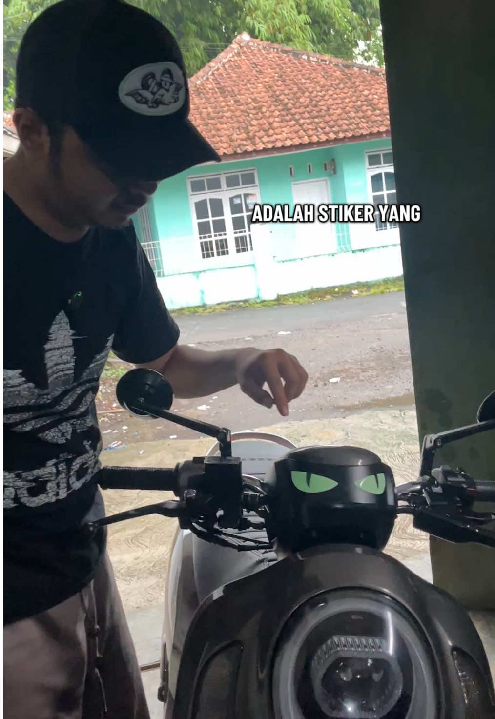 Stiker mata bisa nyala 🫣 #stiker #stickers #stikerhelm #stikermotor #stikermobil 