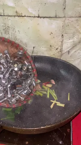 Khi vợ yêu bị nghén mà đòi chồng làm bằng được món ốc xào. Không biết có nuốt được không nữa