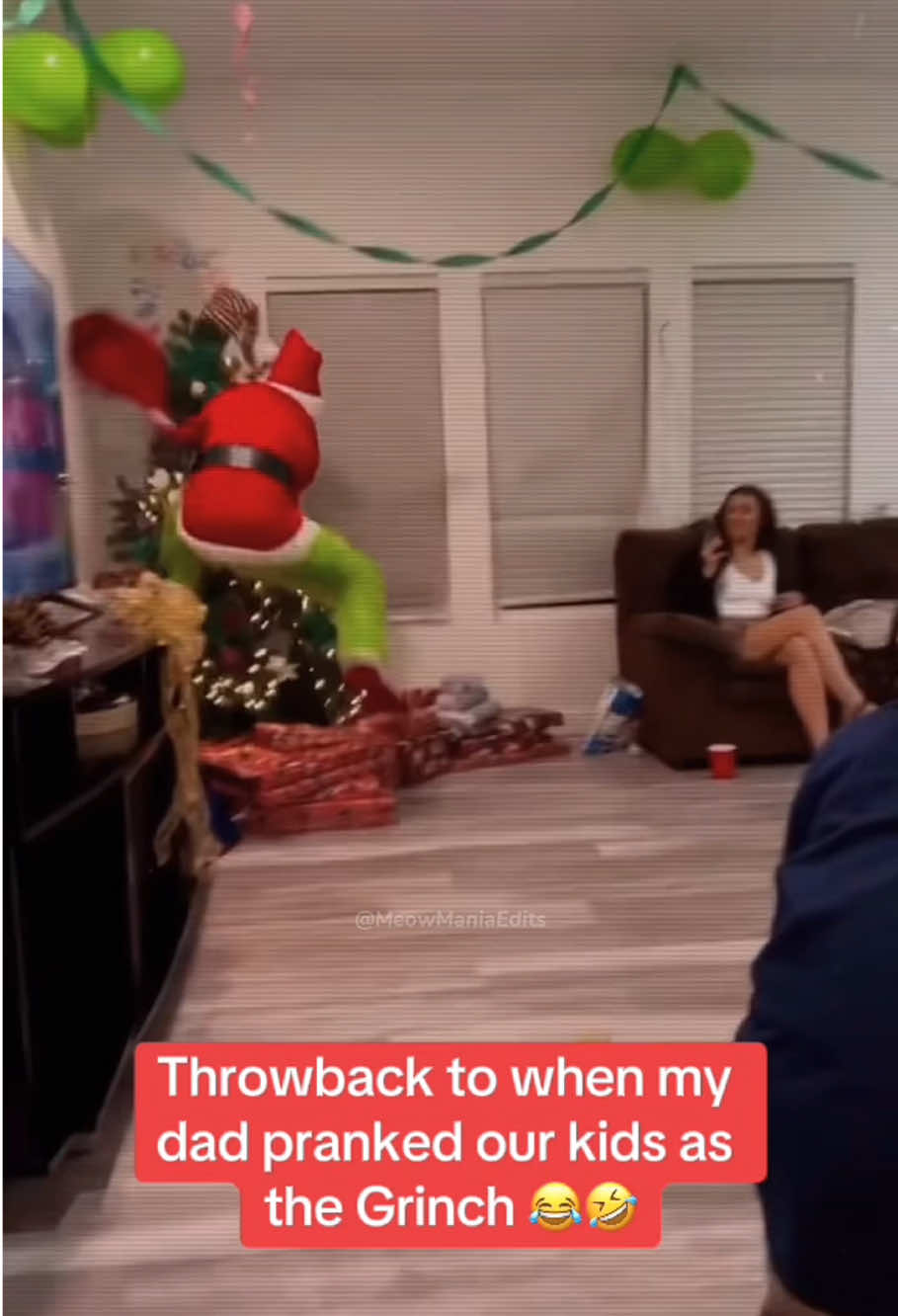 Grinch stole my tree🎄🤣#grinch #grinchstolechristmas #christmasfail #holidays #funnychristmas 