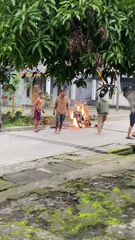 Ini kejadian didepan rumah klero…kronologi kurang lebih habis polosi tidur terjadi konsleting listrik pada motor astrea honda…masnya orang wates etan…alhmdllh warga sekitar langsung tanggap dan dibantu memadamkan api…sekarang sudah padam sudah diantar pulang naik L300… musibah tidak ada yg tau slalu hati2 buat kita semua #kabarsalatiga #jangkauanluas #fyp #fypage 