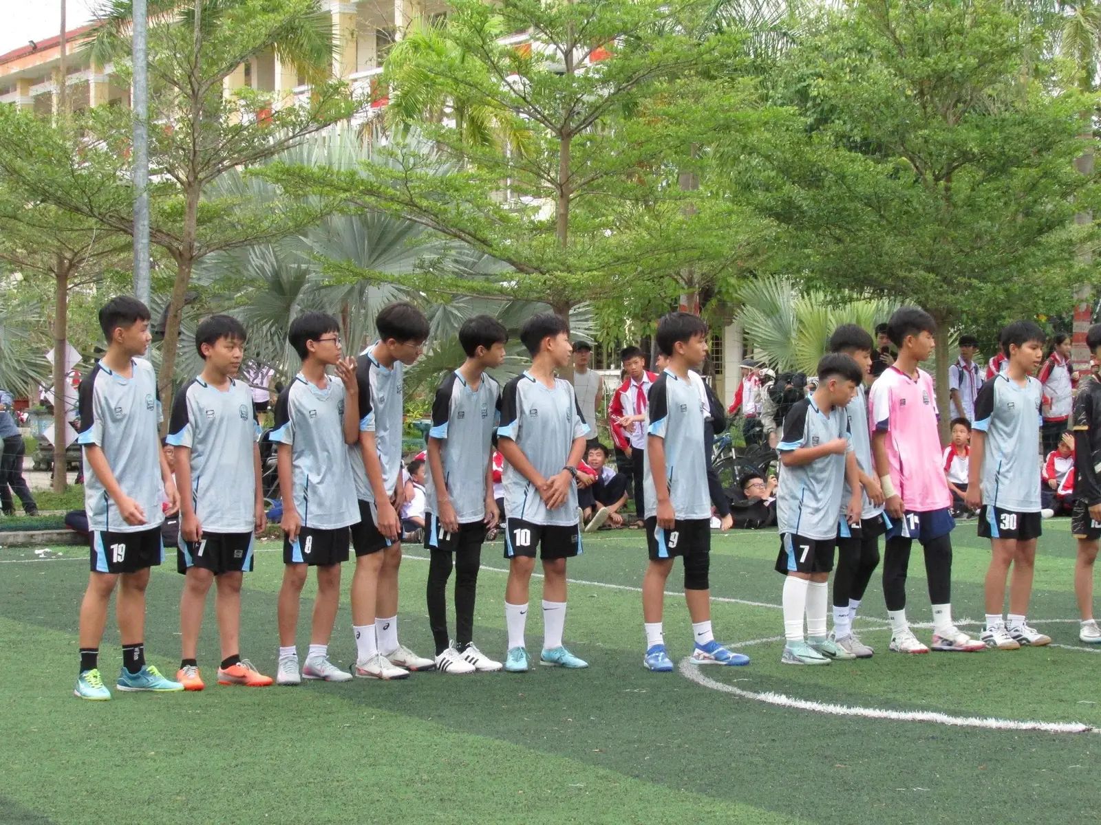 Nhân ngày 19/11 , chúc các chàng trai của lớp Tuần Châu ngày càng đẹp trai , hạnh phúc , học giỏi hơn #xh #8tuanchaulienviet 