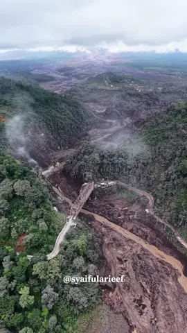+- 13km dari kawah. Sekarang sudah pada tau kan kalau gladak perak  ( jembatan besuk kobokan ) dengan kawah jonggring saloko itu dekat.  #prayforsemeru #semeruhariini #updatesemeru #erupsisemeru #semeruerupsi 