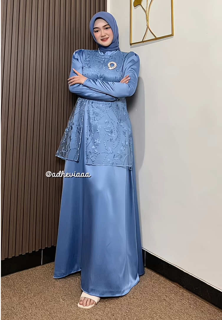Jemma Dress warna denim cantik bangettt🥹🩵 kalem warnanya, cocok dipake kondangan, bridesmaid atau lebaran besokk!  #dresssatin #satindress #bajukondangan #dresskondangan 