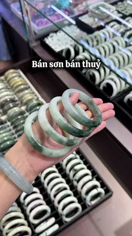 Một số mẫu mã trong phân khúc 1-3🥔 Thy không biết gọi tên nhiều mẫu, có ai giúp Thy cho Thy biết tên gọi của các bạn ấy được không 🥺 • Lời khuyên của Thy là nếu ai đang trên con đường tìm hiểu Ngọc hoặc đang muốn chơi Ngọc. Thì hãy tìm hiểu chúng trước khi xuống tiền mua để có trải nghiệm tốt và không tự khiến bản thân cảm thấy thất vọng. Mọi người nên có cái nhìn đa chiều về loại đá quý này để có thể hiểu giá trị của chúng, chứ không phải dựa trên giá trị mà chúng ta đặt ra 🥰 #daquycothy #camthachrohoa #ngocphithuy #jade #jadeitejade 