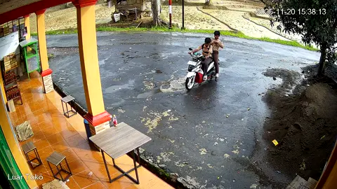 Kejadian lucu ditoko setelqh hujan 😄#ahmbersama #lucu_ngakak #tisoledatgudubrak #hantara #kuninganjawabarat 