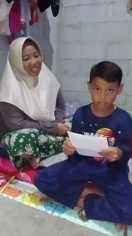 Tugas sekolah,  mewawancarai pedagang di sekolah. 