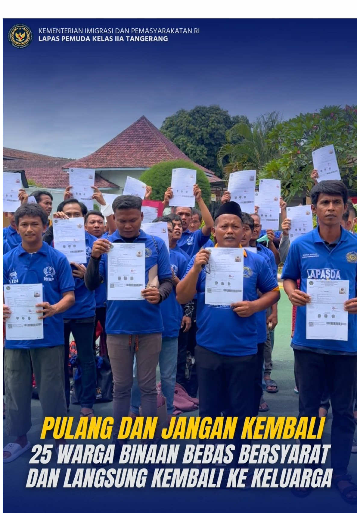 Sebanyak 25 narapidana di Lapas Pemuda Kelas IIA Tangerang hari ini menghirup udara bebas melalui program Bebas Bersyarat. Mereka dinyatakan layak pulang lebih cepat setelah memenuhi syarat administrasi dan menunjukkan perilaku baik selama menjalani pembinaan. “Kesempatan sudah di tangan. Jangan ambil satu langkah salah pun yang bisa mengantarkan kalian kembali ke Lapas. Buktikan kalian selesai dengan masa lalu, kalian bisa hidup lebih baik.” #kemenimipas #setahunberdampak #imipassetahunbergerakberdampak #guardandguide #infoimipas