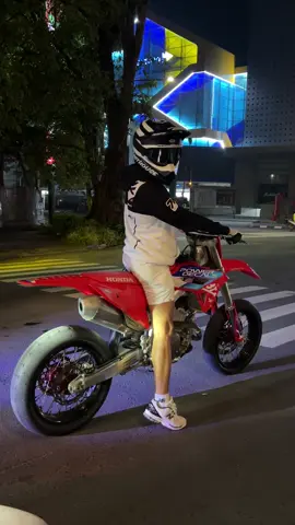 Celana pendekan dan crf 🤩 #oktan #powerdecals #supermoto #supermotoindonesia 