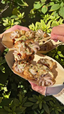 タコの足がはみ出すぎてる絶品たこ焼き🐙 たこ焼き 6個入り 800円 イイダコがまるまる入ってて、イイダコの足がはみ出てしまっている大阪独特の柔らかい生地に、弾力のあるタコとソースマヨの相性がたまらない 🍚店名: 踊りだこ 道頓堀店 住所: 大阪府大阪市中央区道頓堀1-7-24 最寄駅: 心斎橋駅から徒歩3分 営業時間:11:00〜21:00 定休日：不定休 #大阪グルメ#Japanesefood#tiktokfood