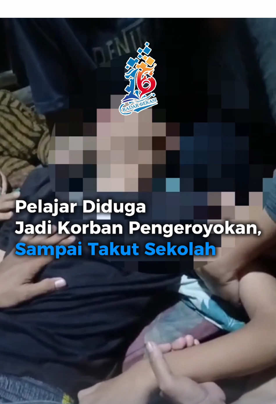 Seorang pelajar laki-laki berinisial MP (17) diduga menjadi korban pengeroyokan oleh empat pemuda di kawasan Perumahan Bojong Menteng, Kota Bekasi. Insiden yang terjadi pada Rabu (19/11) malam tersebut disebut dipicu oleh persoalan kecemburuan akibat interaksi di media sosial. Ibu korban, Janih, menceritakan bahwa MP sebelumnya berpamitan keluar rumah sekitar pukul 16.00 WIB untuk membeli umpan ikan. Namun hingga dua jam kemudian, MP tak kunjung pulang, sementara ponselnya tidak bisa dihubungi. “Saya dapat feeling itu anak kenapa-kenapa. Biasanya anak saya itu paling cepat respon. Waktu itu saya telepon sampai 10 kali, bahkan sepupunya juga tidak diangkat,” ujar Janih, saat ditemui di kediamannya, Kamis (20/11). Kekhawatirannya terbukti ketika sekitar 30 menit setelah panggilan terakhir, MP tiba-tiba pulang dalam kondisi menangis dan kesakitan. “Anak saya pulang dan bilang, ‘Mama sakit, Mama tidak kuat, Mama abang mau dibunuh orang.’ Kelihatannya benar-benar shock dan tidak bisa ngomong,” ucapnya. Setelah MP lebih tenang, ia mengaku bahwa dirinya dikeroyok empat orang. Dua di antaranya diduga merupakan kakak kelasnya di sekolah. Aksi kekerasan itu diduga terjadi karena salahsatu pelaku cemburu lantaran MP saling mengikuti akun Instagram dengan mantan pacarnya. Akibat kejadian tersebut, MP mengalami sakit di bagian leher dan tulang iga. Ia juga mengaku takut pergi ke sekolah karena trauma. Pihak keluarga telah melaporkan dugaan pengeroyokan ini ke Mapolres Metro Bekasi Kota. Pada pagi hari sekitar pukul 09.00 WIB, MP menjalani visum di RSUD Kota Bekasi. Kasat Reskrim Polres Metro Bekasi Kota, AKBP Braiel Arnold Rondonuwu, menyatakan pihaknya masih menelusuri laporan tersebut. #RadarBekasi #RadarCikarang #BeritaBekasi #UpdateKalimalang