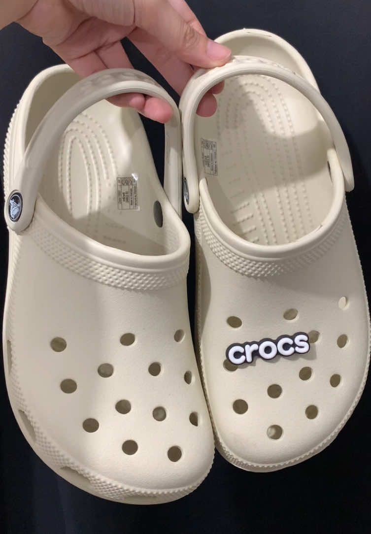 Napaka comfyyyy niya plus sobrang afforadble lang nito!! Kaya bili ka na din #fyp #crocs #unisexsandals #clogsandals #giftideas 
