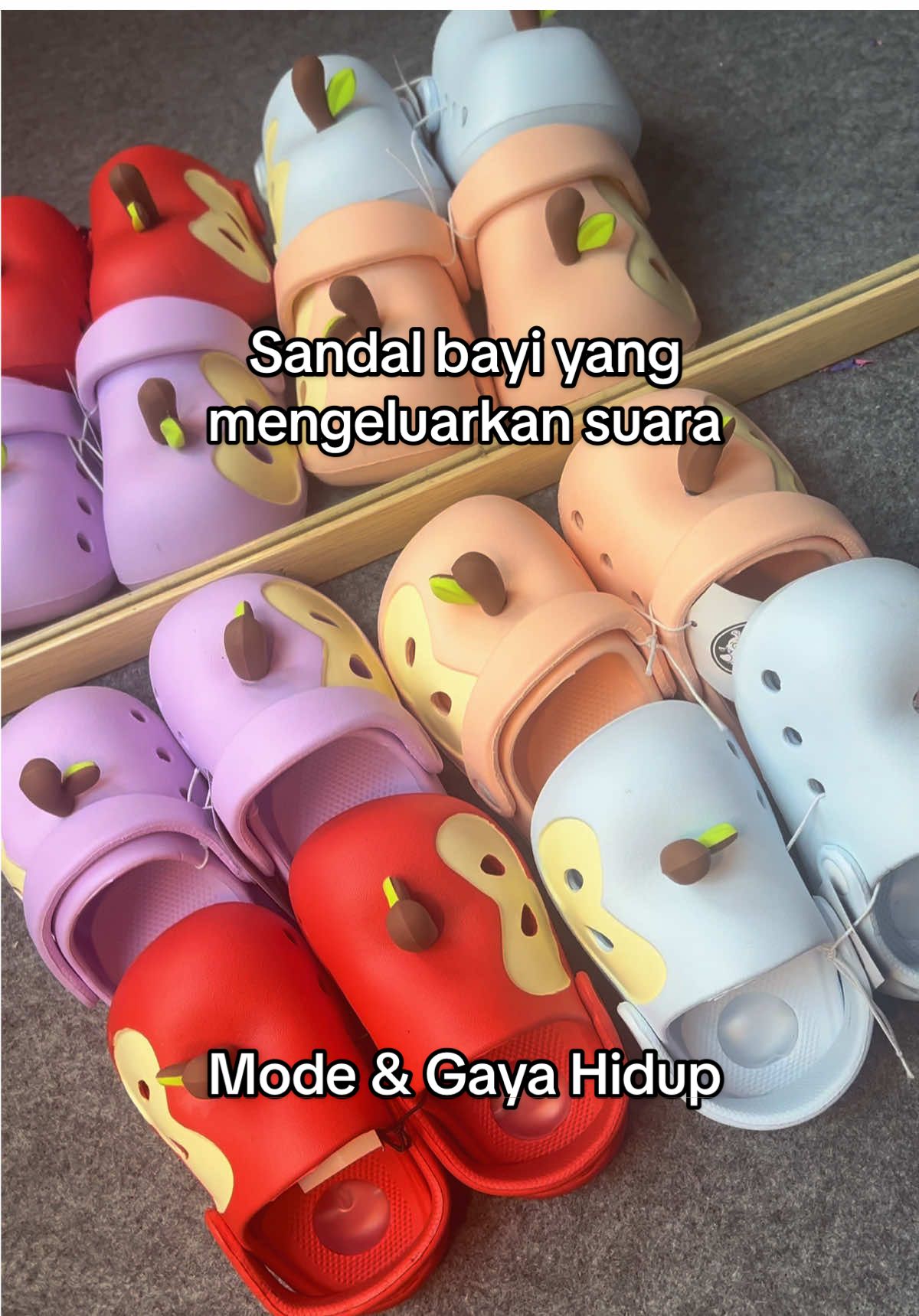 Sandal bayi berbentuk apel yang sangat lucu ini memiliki bantalan gelembung di bagian tumit yang mengeluarkan suara saat Anda menginjaknya, menambah kenyamanan dan kesenangan.#sandal #anak #promomakanharian #mode 