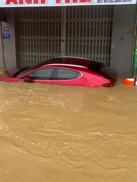 tình hình lúc 7h mọi người nhớ cẩn thận ạ rất nhìu người già và trẻ em chưa dc chờ cứu #mientrung #bãolụtmiềntrung