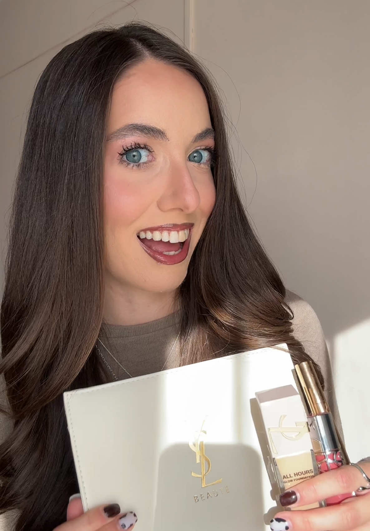 Ahh, il ador ✨😩 @YSL Beauty @douglasromania @BUZZStore #buzzambasador_ysl #buzzambasador #yslbeauty #allhoursglow #fete 