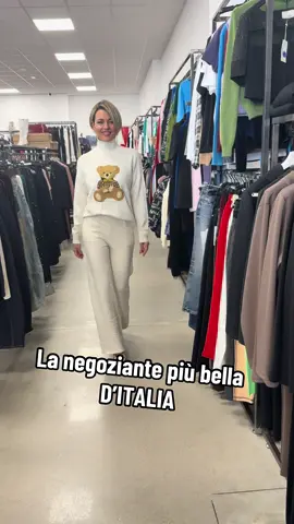 ✨ Nuovo arrivo da impazzire! ✨ Il completo più morbido e chic della stagione è ufficialmente in store… e il prezzo è 🔥 Completo disponibile in tanti colori a soli 45€! Comodo, caldo, elegante… perfetto per tutti i giorni e per i vostri look invernali ✨ Chi arriva prima sceglie meglio 😍 Vi aspettiamo da Crisma Fashion Brands 💚 #CrismaFashionBrands #NuoviArrivi #SpecialPrice #Completo45Euro #FashionLook 