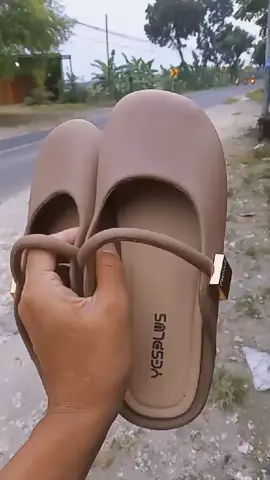 cantik gak perlu mahal buktinya sandal ini seharga sempol #sliponsandal #sandalmurah #sandalkorea #sandalmasakini #sandalfullkaret 