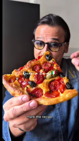 ATTENZIONE: questo Reel potrebbe farvi venire fame.  La focaccia barese non perdona 🤤 Io con questa ricetta ci sono affezionatissimo: è quella che mi fa dire “ok, la domenica può iniziare”.  Per questo oggi ve la condivido: un pezzo di cuore… e di focaccia. La sfida è questa: rifatela uguale-uguale e ditemi se non vi viene alla perfezione.  Quando la preparate, taggatemi nelle vostre Storie: voglio vedere chi si aggiudica il titolo di focaccia barese più bella di Instagram 😏  #focacciabarese #francescoaquila #tasty #ziobricco 