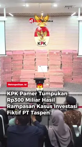 KPK memamerkan aset korupsi yang dirampas terkait kasus investasi fiktif PT Taspen. Nilai uang yang dirampas untuk negara mencapai Rp883.038.394.268. Uang rampasan itu dipamerkan di ruang konferensi pers gedung Merah Putih KPK, Jakarta Selatan.  Tumpukan uang tersebut terdiri atas pecahan Rp100 ribu. Namun tumpukan uang yang dipamerkan KPK itu belum mencapai Rp 883 miliar.  Faktor keterbatasan ruangan membuat uang yang diperlihatkan ke publik hari ini hanya Rp300 miliar. Tumpukan uang yang dipamerkan itu setinggi 1,5 meter dengan panjang 7 meter.  Total ada 300 boks plastik bening berisi pecahan uang Rp100 ribu yang tiap masing-masing boksnya senilai Rp1 miliar. Video: YT/KPKri .  #kpk #komisipemberantasankorupsi #uangkorupsi #metropolitanid #bacametropolitan 