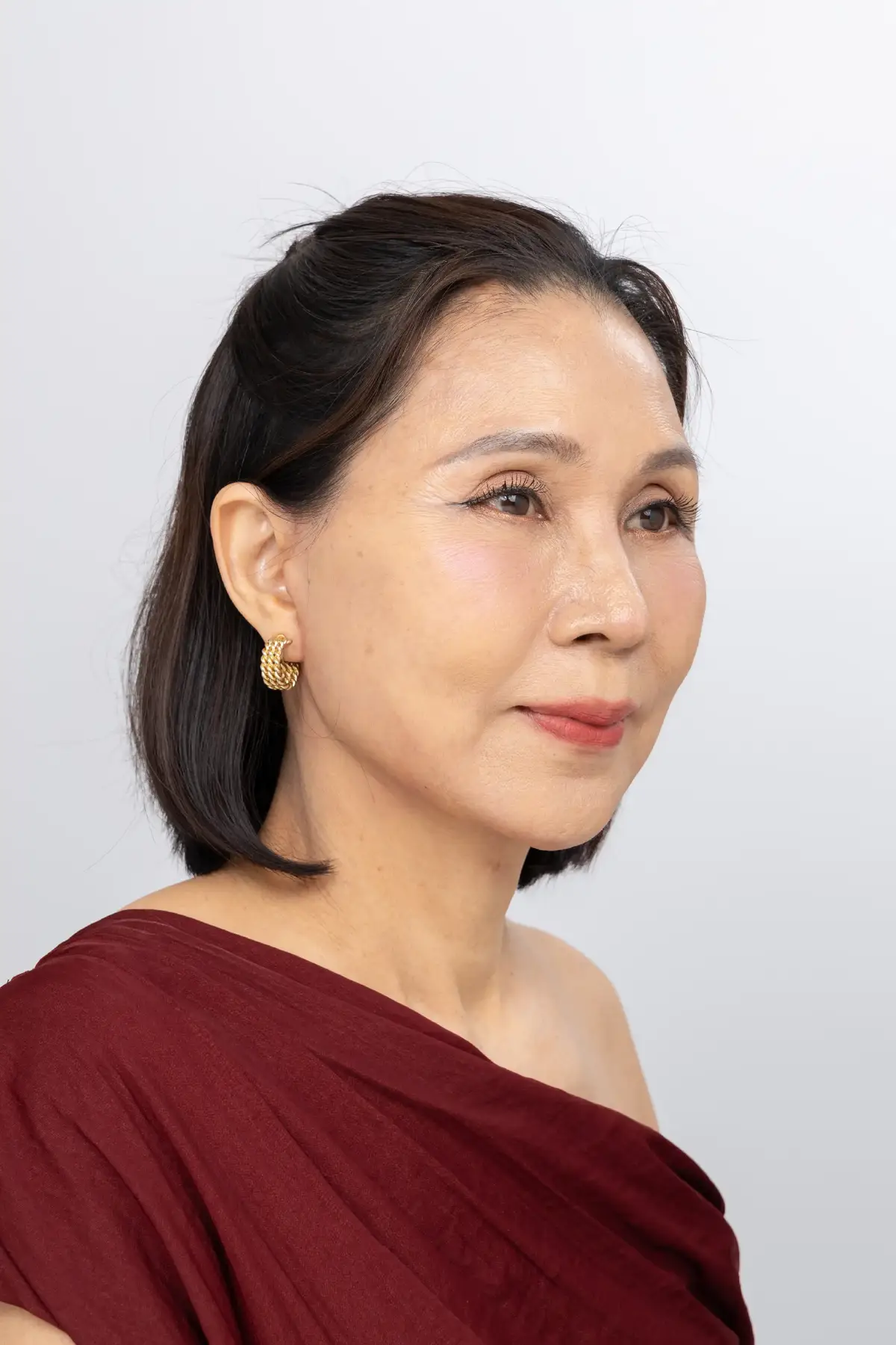 มาอัพเดทหน้าคุณแม่หลังจาก #ดึงหน้า ไปครบ 3 เดือน ทั้งแผล ทั้งผิว และผลลัพธ์คือเข้าที่มากกก  ✨️ ถุงใต้ตา แผลเนียนกริบ แทบไม่เห็นรอยแล้ว  ✨️ หน้าตาดูสดใสขึ้น เพราะคิ้วยก ตาเปิด แต่ดูเป็นธรรมชาติ หน้าไม่ดุ  ✨️ กรอบหน้าชัด ร่องแก้มลดลง ร่องน้ำหมากหายไปเลยเหมือนไม่เคยมีมาก่อน  ✨️ ผิวคอตึงมากกก จะใส่เสื้อคว้านคอลึก เปิดไหล่อะไรก็ได้หมด แล้วอย่างที่เล่าไปรอบที่แล้วนะว่าทำที่นี่ ไม่มีคำว่าโป๊ะจ้า เพื่อนคุณแม่ที่ไม่ได้เจอกันนานๆ พอได้เจออีกที เป็นงง ว่าทำไมสวยเหมือนสมัยสาวๆ ไม่แก่ลงเลยหรอ 🤭  เรื่องแผล? บอกเลยไม่มีใครเห็น 🤫 เนียนมากกก หลังแผลเข้าที่ก็แค่เลเซอร์ลดรอยดำ ทำไปได้ไม่กี่ครั้งก็แทบไม่เห็นแล้ว  Step ต่อไป คุณหมอก็จะเติมไขมันช่วงเปลือกตา ให้ตาไม่ดูโหล ดูเด็กลงไปอีก! เดี๋ยวป่านมาอัพเดทเรื่อยๆ เป็นแรงบันดาลใจให้คนที่กำลังหาข้อมูล ใครอยากไปทำกับหมอเดียวกัน 📌 BLS surgery center คุณหมอเอิร์ธ นะคะ  #blssurgery #หมอเอิร์ธbls @blssurgerycenter 