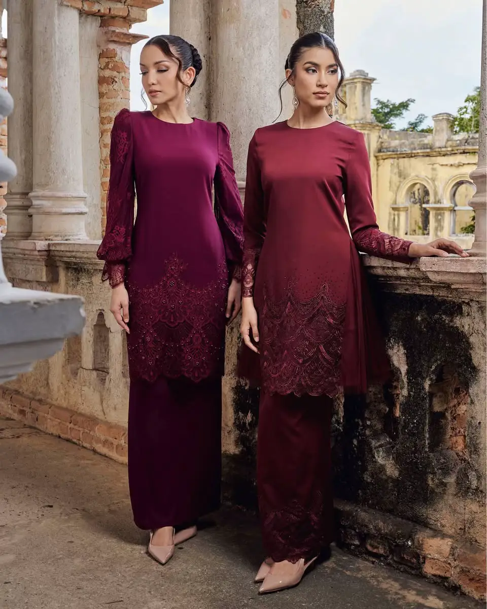 Sis tahu ramai yang dah melting dengan Ayana and Narisa kan? Semanis & secantik nama diberi..😳 Cuba zoom dekat-dekat detailing and lace memang effortless elegance and timeless look lepas sarung auto rasa terpaling cantik di hari raya nanti ! #JZLebaran2026 #JeeroZerol #JZNarisakurung   #JZAyanakurung 