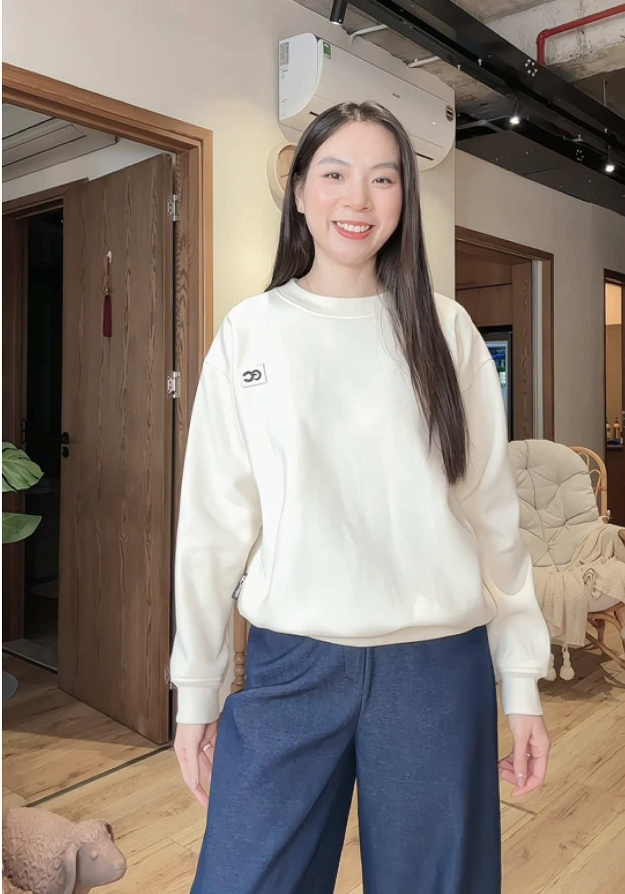 Form rộng thoải mái, chất mềm ấm, mặc vào là thấy dễ chịu cả ngày. #linhlunglieng #ecochic #aosweater 