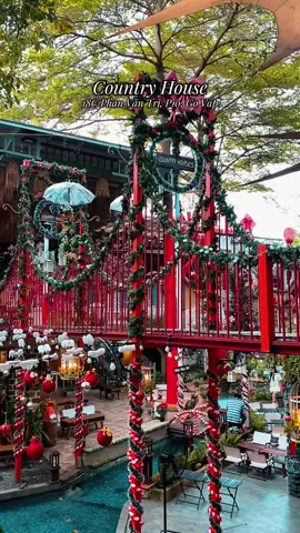Country House Cafe vừa khoác lên mình giao diện Noel đẹp như một giấc mơ 🎄✨ Một mùa Giáng sinh truyền thống ấm áp và an lành đang chờ bạn ghé thăm ❄️❤️ #cafe #reviewcafe #quancafedep #cafesaigon #noel2025 