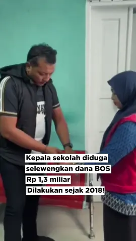Bu Kepsek 😱 Kepala sekolah SMP Negeri 1 Pallangga di Kabupaten Gowa ditahan Kejaksaan. Kepsek inisial SH ini diduga melakukan korupsi dana Bantuan Operasional Sekolah (BOS) periode 2018-2023. Kerugian negara yang ditimbulkan mencapai Rp 1,3 miliar.   Tersangka diduga menyelewengkan setiap pencairan dana BOS dan melaporkan penggunaannya secara fiktif dan tidak sesuai realita di lapangan.   Dalam kasus ini, Kejari Gowa telah memeriksa 58 orang saksi mulai dari guru, penyedia jasa, sampai pihak dari Dinas Pendidikan. Sejauh ini SH dinilai sebagai pihak yang paling bertanggung jawab karena mengelola langsung dana BOS. Meskipun begitu, tidak menutup kemungkinan Tim Penyidik menetapkan tersangka lain yang diduga bertanggung jawab.   #KejariGowa #Kejaksaan #kejaksaanTegas #korupsi #KorupsiPendidikan