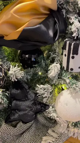 Yesterday I had the pleasure of styling @spraytans.byjessy  Christmas tree and it looks absolutely stunning 😍 the pictures really don't do it any justice🖤 Are you obsessed as am with the large checked baubles, the perfect statement piece to add to your collection @Taskers Online 