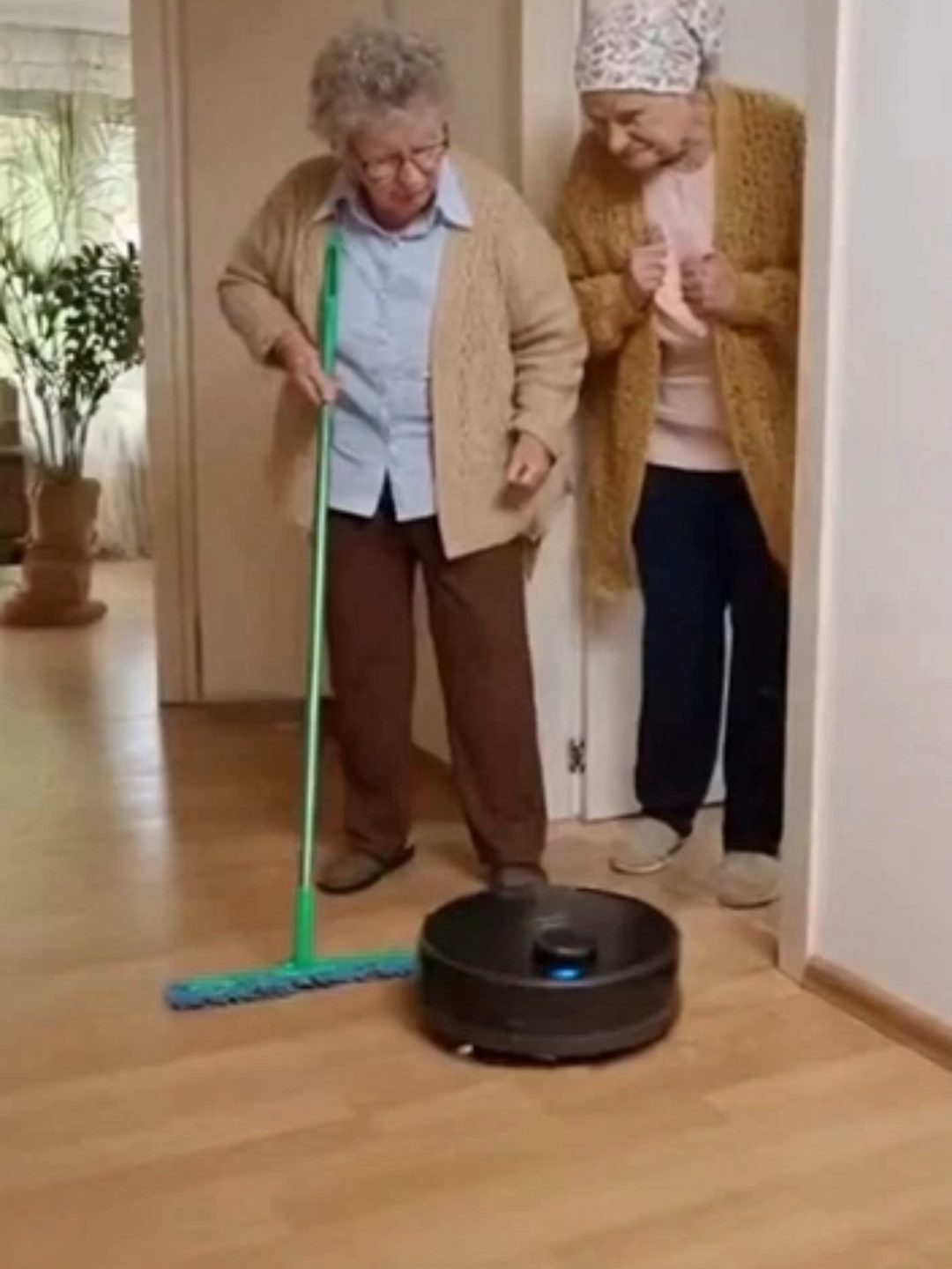 🤖😂 „Robot odkurzający” kontra dwie babcie 🧹🤣 Sam sprząta?! Babcie w to nie wierzą 👵🤖 Technologia na salonach – robot w opałach Nowe technologie potrafią zaskoczyć nawet najbardziej doświadczone gospodynie domowe. 😂🤖 W tym zabawnym nagraniu dwie babcie oglądają robota odkurzającego. Barbara tłumaczy, że urządzenie samo jeździ i samo sprząta — nawet pod łóżkiem! Halina reaguje dramatycznym niedowierzaniem i natychmiast obawia się… że robot może uciec z domu. 🤣 Barbara chwyta mop „na wszelki wypadek”, a obie babcie zaczynają chodzić za robotem po całym mieszkaniu, obserwując każdy jego ruch. Lekka satyra o tym, jak starsze pokolenie oswaja domową automatykę. LEGAL DISCLAIMER Materiał jest humorystyczny i fikcyjny. Scena została wygenerowana przy użyciu AI i służy wyłącznie rozrywce. 👍 Zostaw lajka 💬 Napisz komentarz 🔔 Subskrybuj, jeśli chcesz więcej takich scen! #babcie #komedia #robotodkurzający #technologia #AIhumor #smartHome #sprzątanie Celem naszych filmów jest dostarczanie rozrywki i wiedzy, często poprzez satyrę. Nie traktujcie wszystkiego całkiem serio :) Ten materiał został wygenerowany z wykorzystaniem AI.