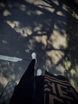 “街上人来人往，我却感到孤独……因为没有人真正懂得我心里承受的那些事情”  “Phố xá đông người nhưng lại cô đơn… vì chẳng có ai thật sự hiểu được những điều mình đang mang trong lòng.”