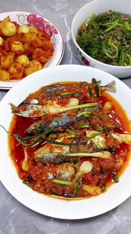 Menu sehari hari  Sambel telur puyuh dan kentang  Sayur bening bayam Sambel ramba ramba ikan gembung rebus  #menu #menuviral  #sambelikan #sambeltelurpuyuh #sayurbening 