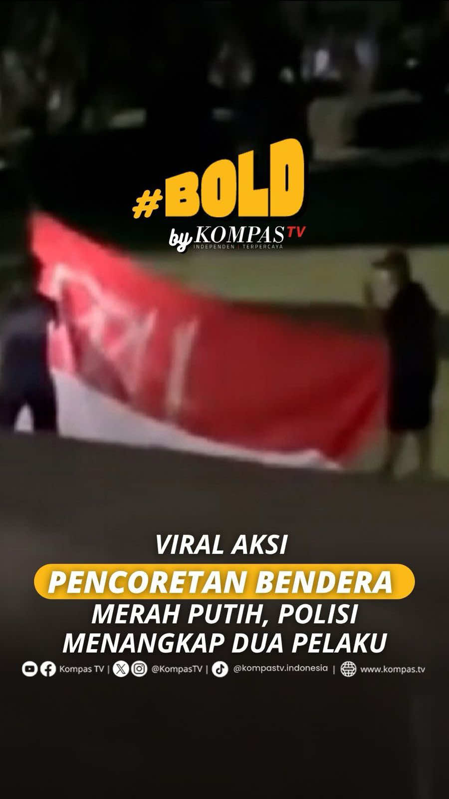 Polisi menangkap KAC (24) dan KAK (25), dua pelaku pencoretan bendera Merah Putih di Taman Kota Negara, Kabupaten Jembrana, Bali. Peristiwa terjadi pada 18 November 2025. Saat itu, KAK menurunkan bendera Merah Putih yang terpasang di tiang Taman Kota Negara. Setelah diturunkan, bendera dibentangkan dan dicorat-coret KAC menggunakan cat Pylox warna abu-abu metalik dengan tulisan RKUHAP. Saat dilakukan pemeriksaan, keduanya mengaku kecewa dengan pengesahan RKUHAP yang dinilai banyak merugikan rakyat. Atas perbuatannya, pelaku dijerat dengan ancaman hukuman paling lama 5 tahun penjara serta denda paling banyak Rp500 juta. Tuliskan komentarmu dan dapatkan berita terkini lainnya di www.kompas.tv serta youtube.com/kompastv #BOLDKompasTV