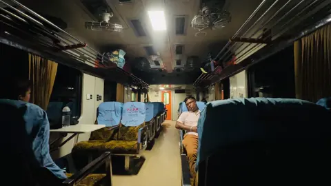 বিকেল গড়িয়ে সন্ধ্যা নেমে এসেছে।#bangladeshrailway #railway #rangpurexpress #bdrail #nayeemvlogs01 