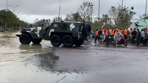 Cơ Quan Chức Năng Đồng Hành Cùng Bà Con Vùng Bão ☔️☔️☔️🔥🔥☔️🔥🔥🔥☔️☔️ Dù lượng mưa vẫn kéo dài tại địa bàn Quy Nhơn - Bình Định ( cũ ) , nhưng lực lượng chức năng và các tình nguyện viên vẫn cố gắng hổ trợ lương thực cho bà con vùng lũ sáng ngày 20/11/2025