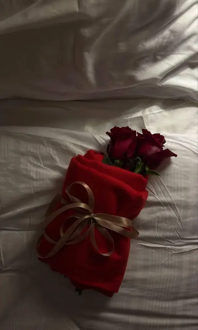 #scarf #mikasa #fyp #foryou #explore الي يحبك يهديك سكارف أحمر ❣️