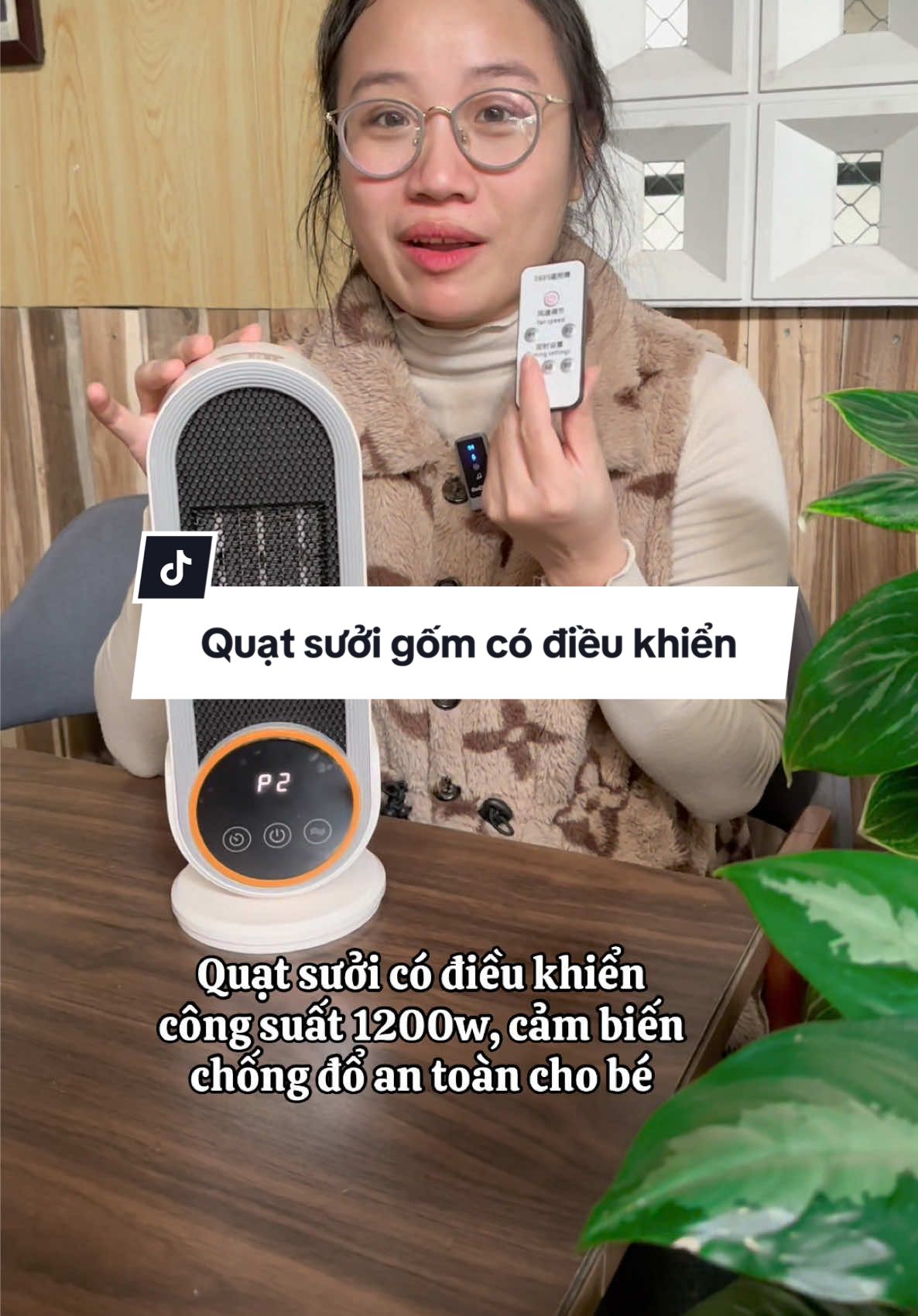 Gió lạnh về rồi các mẹ tranh thủ sắm ngay em quạt sưởi cao cấp này về cho các con nha #quatsuoiammuadong #quatsuoimini #quatsuoigom #maysuoigom #muadongkhonglanh 