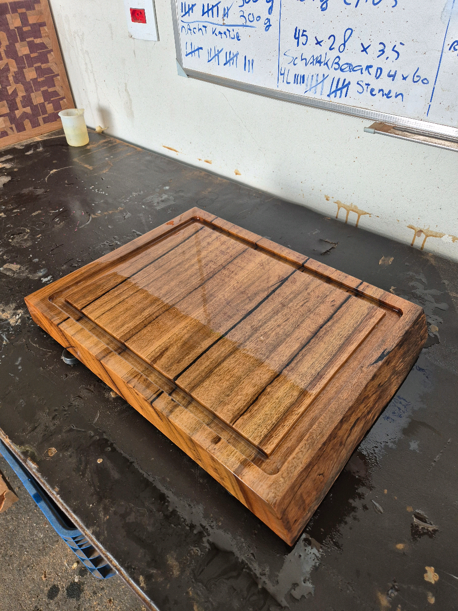 Disponível agora Tábua de corte ( face grain )  Em Eucalipto com resina preto 43 cm x 30 cm x 5 cm