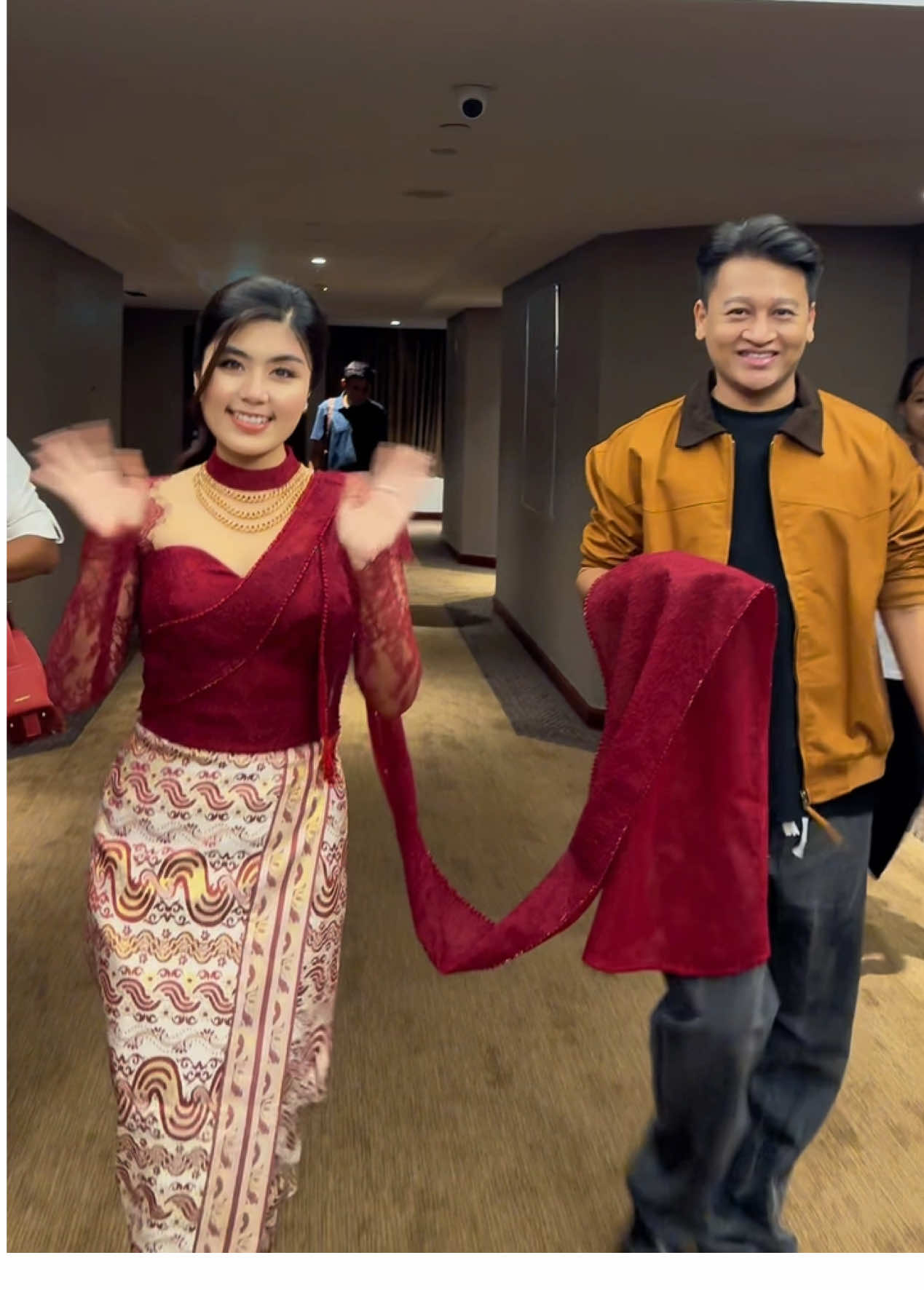 အနီရောင်လေး ❤️‍🔥 #designertintsoelwin #glamorousfashion #စိုးပြည့်သဇင် #ngezin #soepyaethazin 